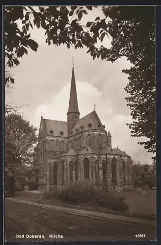 AK Bad Doberan, Strassenpartie mit Kirche
