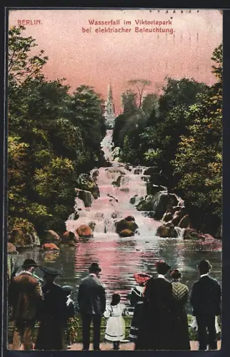 AK Berlin-Kreuzberg, Wasserfall im Viktoriapark bei elektrischer Beleuchtung mit Besuchern