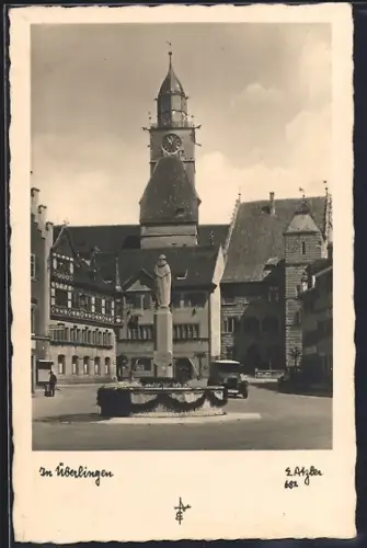 AK Überlingen / Bodensee, Strassenpartie mit Rathaus und Brunnen