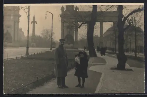 Foto-AK Berlin, Am Charlottenburger Tor, Soldat und Mädchen mit Puppe, Säule
