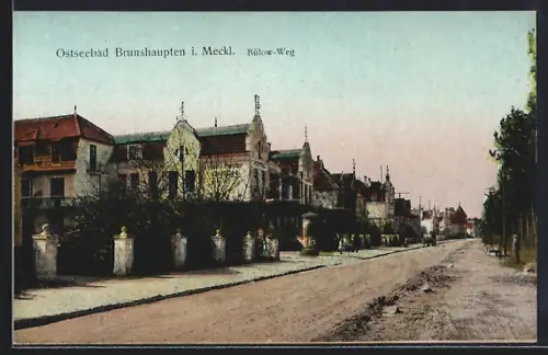Goldfenster-AK Brunshaupten i. Meckl., Strasse Bülow-Weg, Partie mit leuchtenden Fenstern