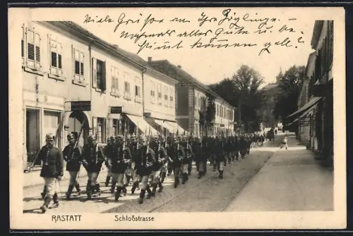 AK Rastatt, Soldaten auf der Schlossstrasse mit Geschäften