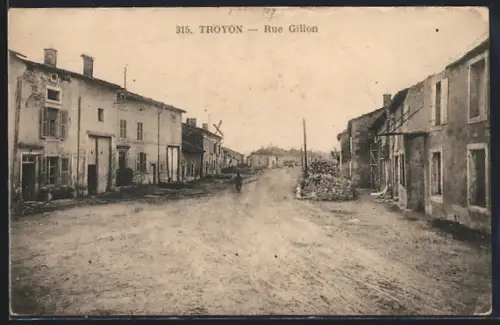 AK Troyon, Rue Gillon animée avec maisons et passants