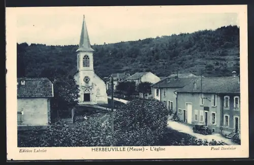 AK Herbeuville /Meuse, L`église et le village entouré de collines