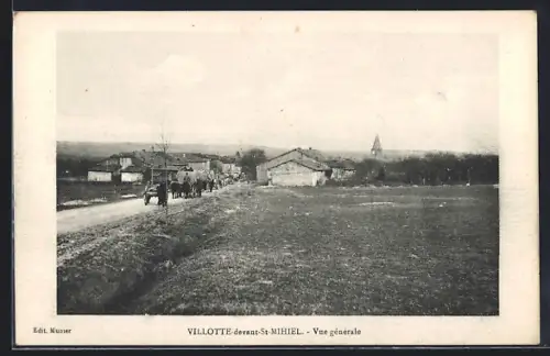 AK Villotte-devant-St-Mihiel, Vue générale du village avec la route et les maisons en arrière-plan