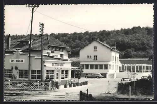 AK Vilosnes /Meuse, Restaurant et hôtel avec voitures à l`arrière-plan