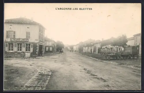 AK L`Argonne-les Islettes, Rue principale avec le bâtiment Le Faubourg de Nord-Est et des charrettes