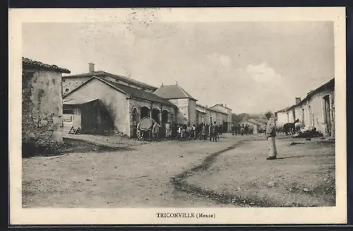 AK Triconville /Meuse, Scène de rue animée avec charrettes et villageois