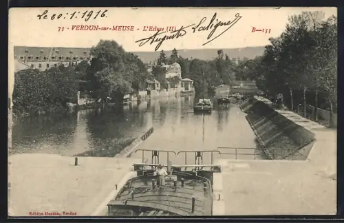 AK Verdun-sur-Meuse, L`Écluse avec péniches sur la rivière