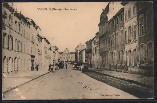 AK Commercy /Meuse, Rue Carnot avec bâtiments et passants