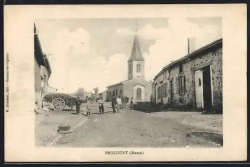 AK Brocourt /Meuse, Vue du village et de l`église avec des habitants sur la route