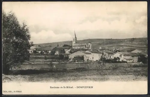 AK Dompcevrin, Vue du village avec église et collines en arrière-plan