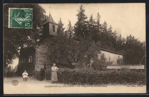 AK Clermont-en-Argonne, La Chapelle de Sainte-Anne avec des habitants devant