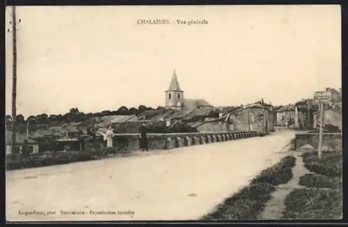 AK Chalaines, Vue générale du village avec église et pont