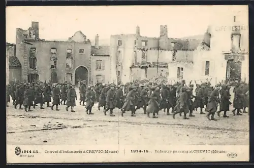 AK Crevic /Meuse, Convoi d`Infanterie passant par le village pendant la guerre 1914-15