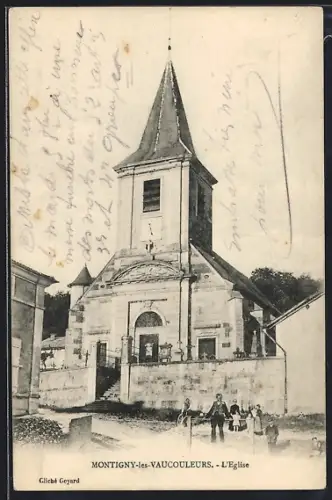 AK Montigny-les-Vaucouleurs, L`Église et les habitants devant l`entrée principale
