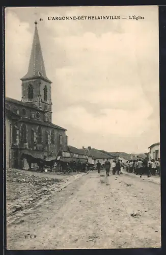 AK Béthelainville, L`Église et la rue animée du village