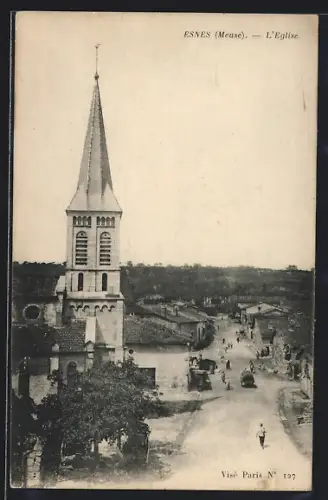 AK Esnes /Meuse, L`Église et la rue principale animée