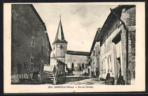 AK Dagonville /Meuse, Rue de l`horloge avec église en arrière-plan