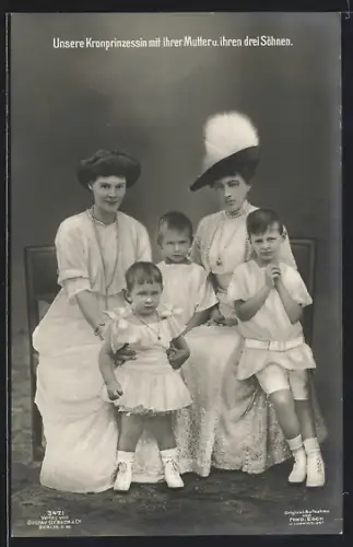 AK Kronprinzessin Cecilie sitzt mit ihren drei Söhnen und Grossfürstin Anastasia von Russland auf einer Bank