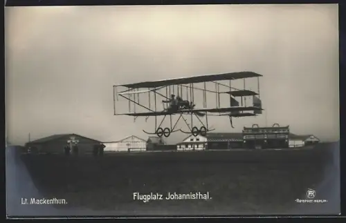 AK Lt. Mackenthun im Doppeldecker-Flugzeug auf dem Flugplatz Johannisthal