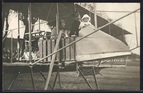 Foto-AK Pilot mit Baby in einem Flugzeug