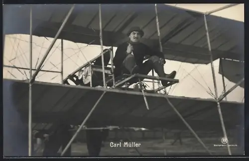 AK Pilot Carl Müller auf einem Doppeldecker-Flugzeug