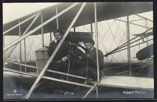 AK Robert Thelen an einem Flugzeug