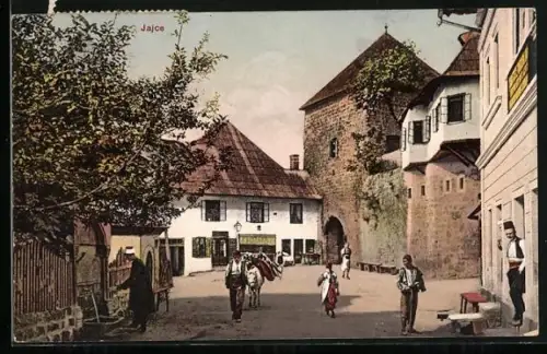 AK Jajce, Strassenpartie mit Passanten