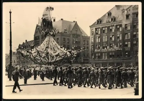 Foto-AK Bevrijdingsfeesten 28.6.1945, niederländisches Militärorchester während der Parade zur Befreiung der Niederlande