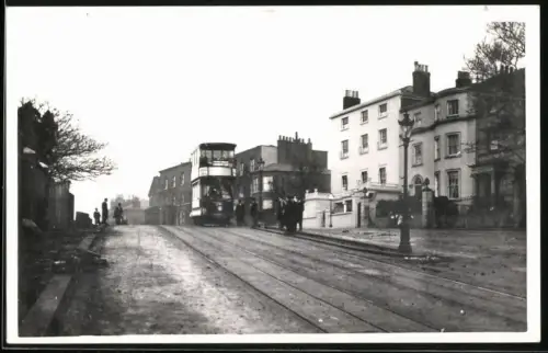Fotografie englische Strassenbahn an einer Haltestelle mit Fahrgästen