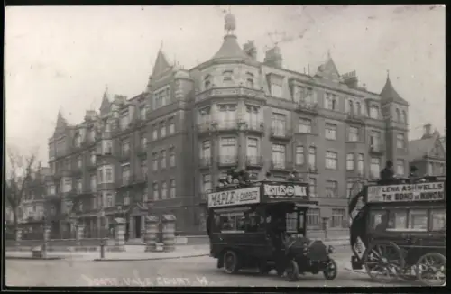 Fotografie Ansicht London, englische Stadtrundfahrt Busse am Vale Court Building