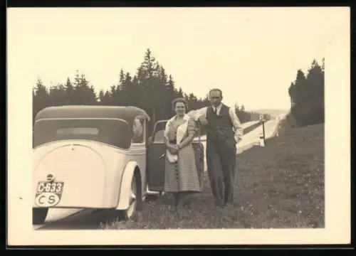 Fotografie Paar hält mit ihrem Adler Trumpf auf der Autobahn, Kennzeichen: C-633
