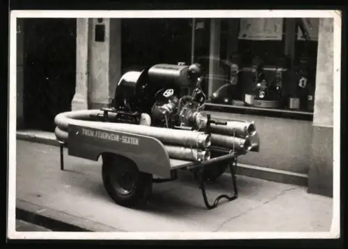 Fotografie Anhäger mit Pumpe und Schlauch der Freiwiligen Feuerwehr Sexten