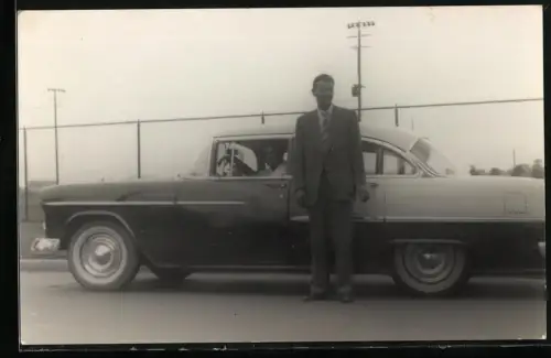 Fotografie Mann posiert vor einem Chevrolet Bel Air