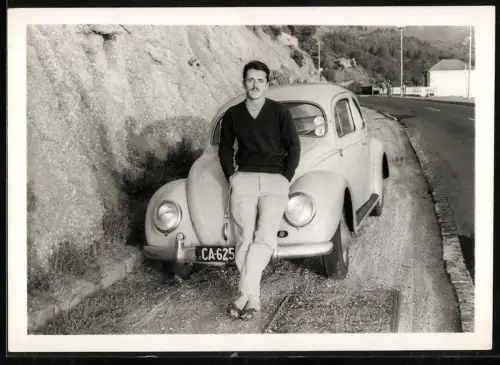 Fotografie Auto junger Mann posiert vor VW-Käfer