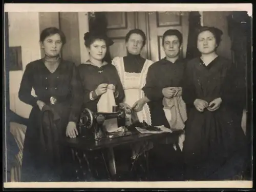 Fotografie Hausfrauen bei der Heimarbeit, Nähen mit Nähmaschine