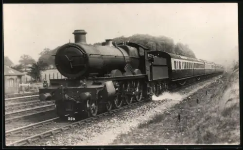 Fotografie britische Eisenbahn, Dampflok mit Personenwaggons