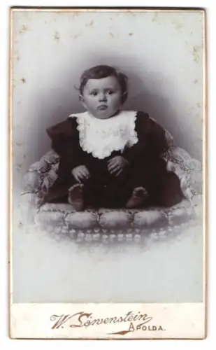 Fotografie W. Löwenstein, Apolda, Carissastrasse 33, Porträt eines kleinen Kindes