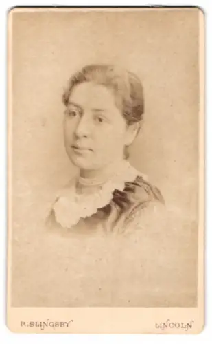 Fotografie R. Slingsby, Lincoln, High Street 168, Porträt einer Dame