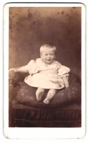 Fotografie D. Ross, Brechin, Sitzendes Kleinkind auf Sessel