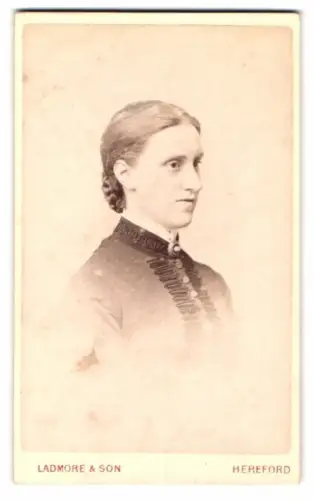 Fotografie Ladmore & Son, Hereford, King Street 17, Porträt einer Dame
