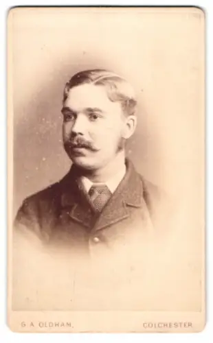 Fotografie G. A. Oldham, Colchester, Queen Street 11, Porträt eines eleganten Herrn