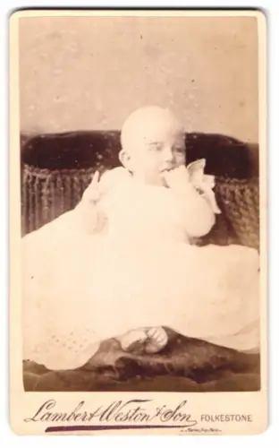 Fotografie Lambert Weston & Son, Folkestone, Kleinkind in weissem Kleid