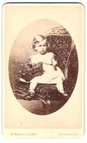 Fotografie Russell & Sons, Chichester, East Street, Kleinkind mit Weidenkorb