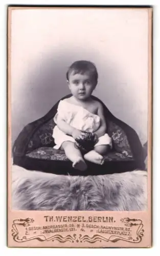 Fotografie Th. Wenzel, Berlin, Andreasstrasse 28, Porträt eines kleinen Kindes
