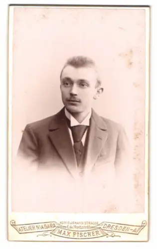 Fotografie Max Fischer, Dresden, König Johann Strasse, Porträt eines jungen Mannes