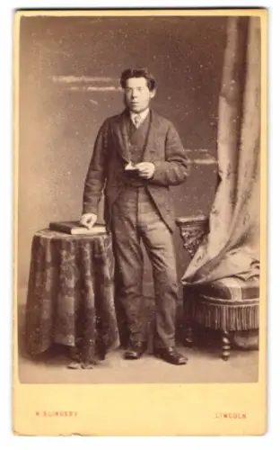 Fotografie R. Slingsby, Lincoln, High Street 168, Stehender Herr mit Buch