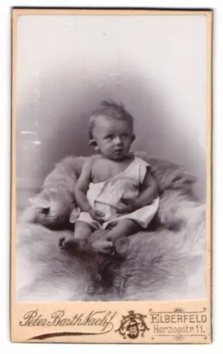 Fotografie Peter Barth Nachf., Elberfeld, Herzogstr. 11, Kleinkind auf einem Fell