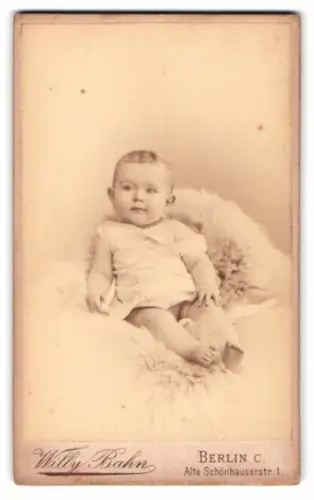 Fotografie Willy Bahn, Berlin, Alte Schönhauserstr. 1, Kleines Kind auf Fell